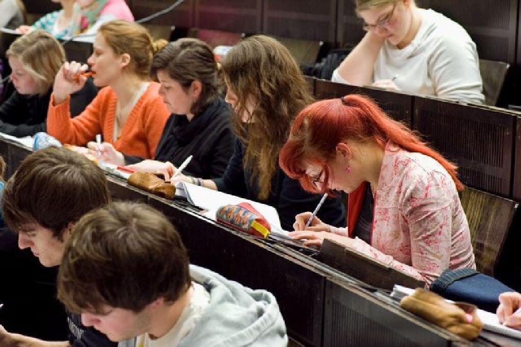Schreibende Studenten im Hörsaal